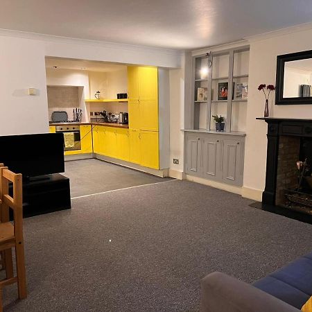 Entire 2-Bedroom Flat In Camden Londra Esterno foto